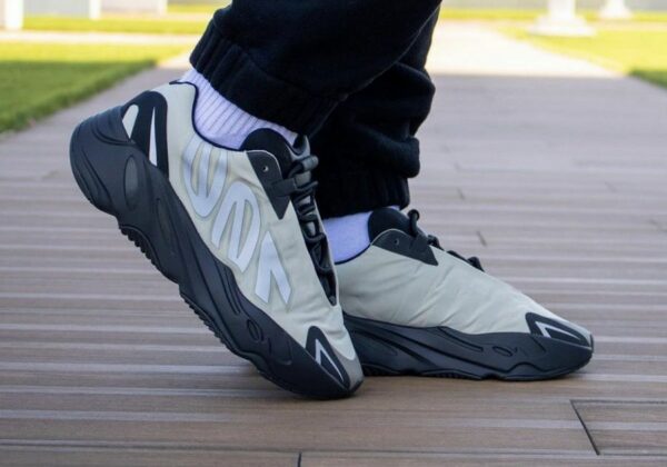 adidas Yeezy Boost 700 MNVN 'Bone' - Зображення 8