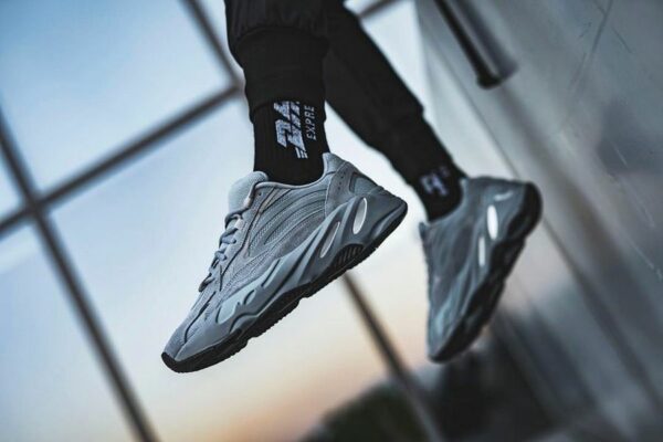 adidas Yeezy Boost 700 V2 "Hospital Blue" - Зображення 7